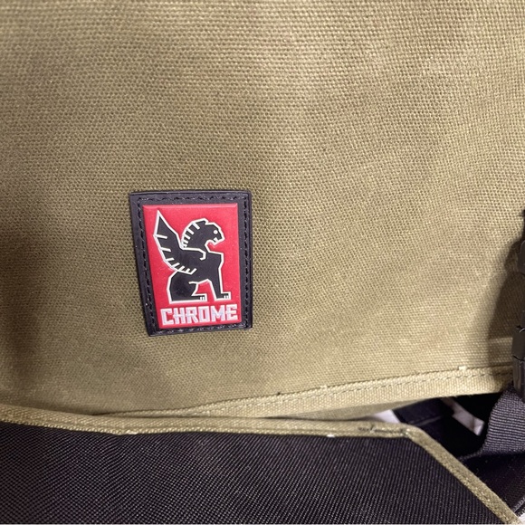 Chrome Citizen Messenger Bag in army green - Picture 5 of 12